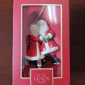 NWT ~Lenox Ice Sķating Santa and Mrs. Claus Christmas Ornament